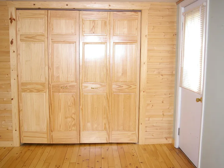 Upper level 2nd bedroom 17' x 9'
