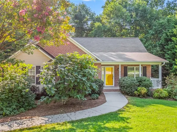 6004 Delburg Dr, Winston Salem, NC 27106