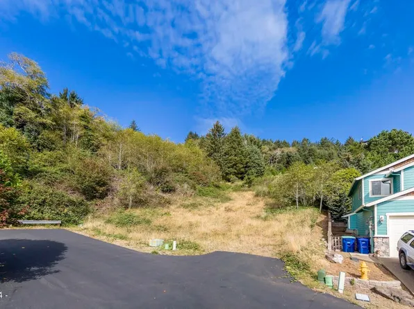 8900 NE Harbor View Pl, Depoe Bay, OR 97341