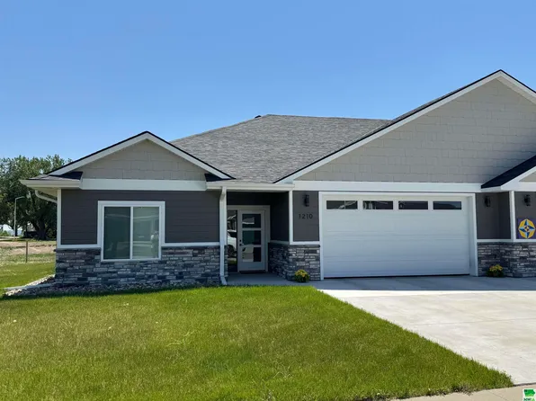 1210 Rockwell Trl, Vermillion, SD 57069