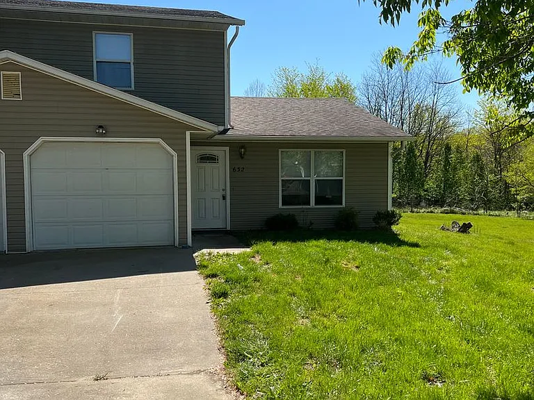 630-632 W Country Squire Ct — Photo 1