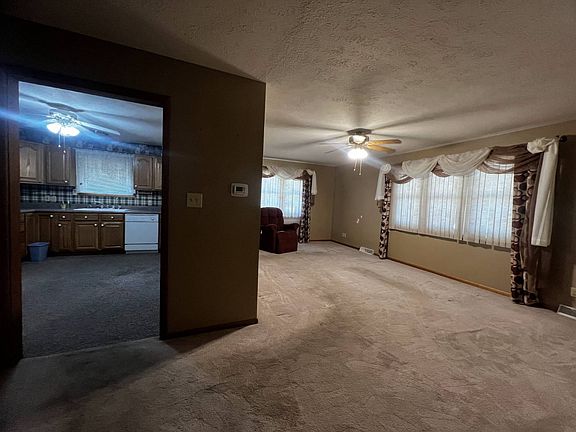 3rd image of 421 N Broadway Ave
