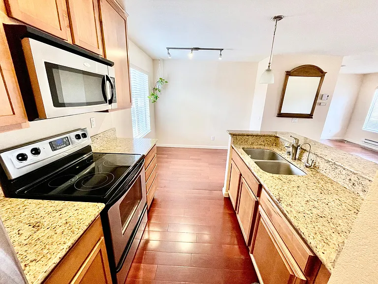 301 Glenwood Cir #147 — Photo 2
