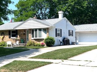 613 Clover Ln, Green Bay, WI 54301