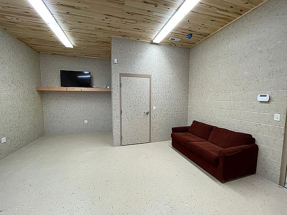 Living/bedroom area 16' x 18