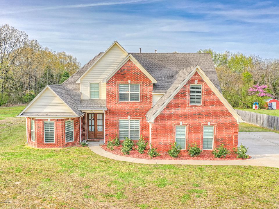 1st image of 3586 Banks Dr