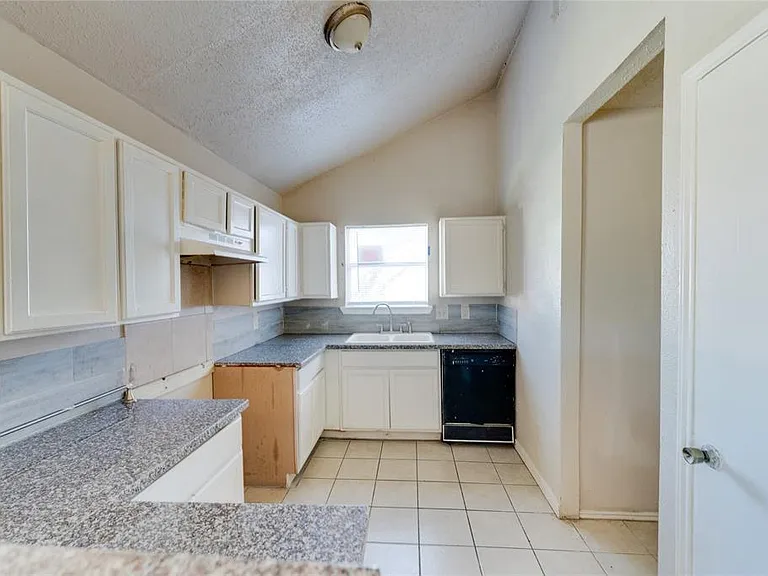 1539 Stevenage Ln — Photo 5