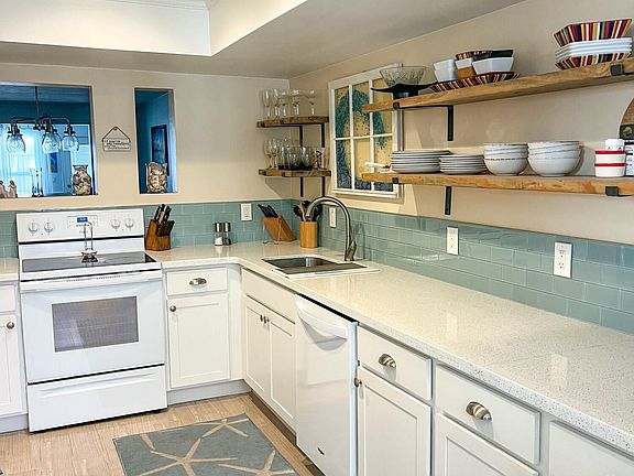 4th image of 230 Queens Ct #230