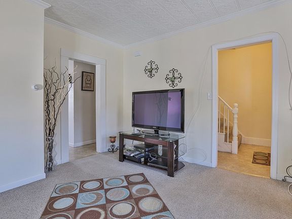 4th image of 101 Tolles St