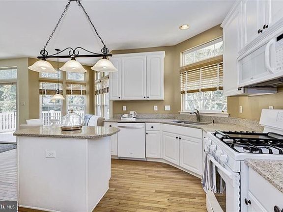 4th image of 15 Wood Lark Dr