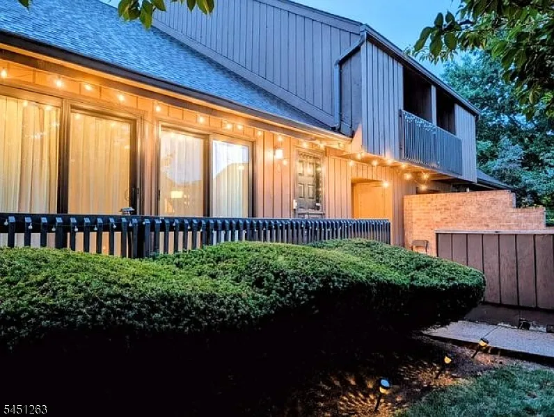 2 bed, 2.5 bath, 1648 sqft, $2,900 — Photo 2