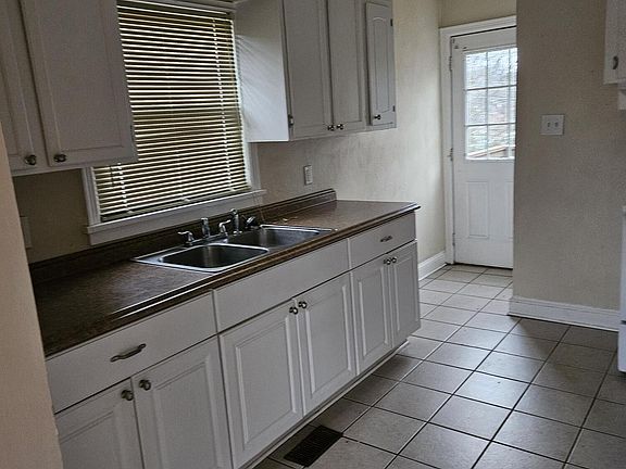 3rd image of 2718 Meadowview Dr NW