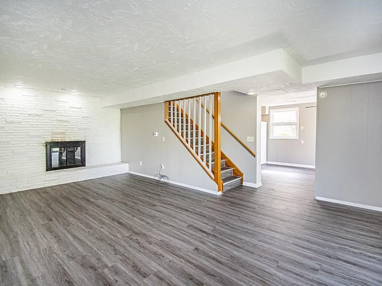 1220 Hillcrest Dr — Photo 11