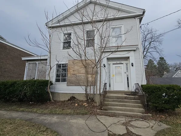 212 S Tryon St, Woodstock, IL 60098