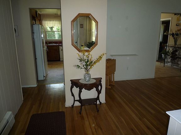 3rd image of 8 Nancy Ct
