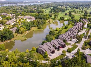 9838 Hawthorn Gln, Grosse Ile, MI 48138