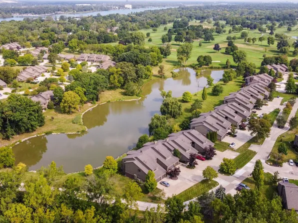 9838 Hawthorn Gln, Grosse Ile, MI 48138