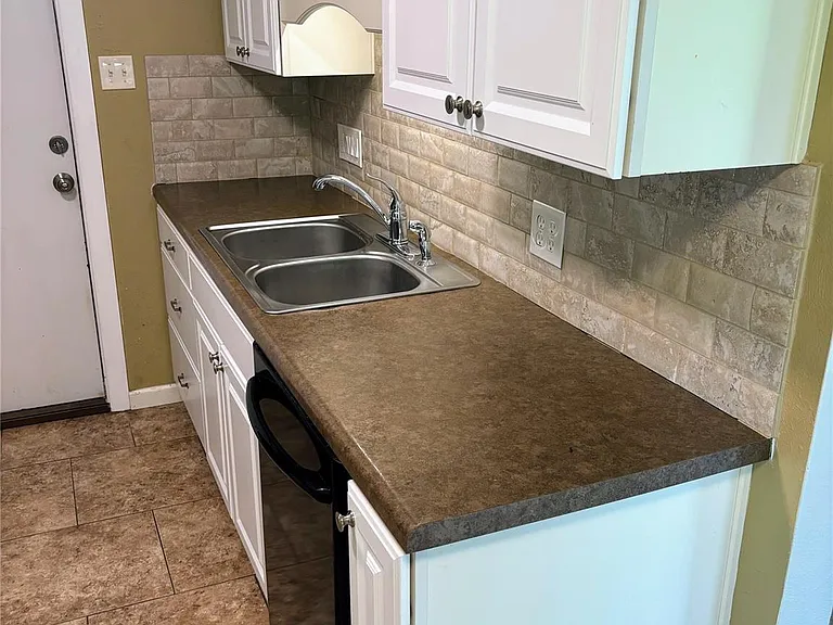 1903 Aberdeen Dr — Photo 3