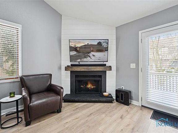 4th image of 19 Meadowpond Dr