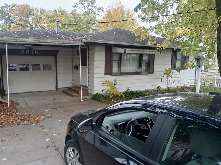 2616 E 7th St — Photo 2