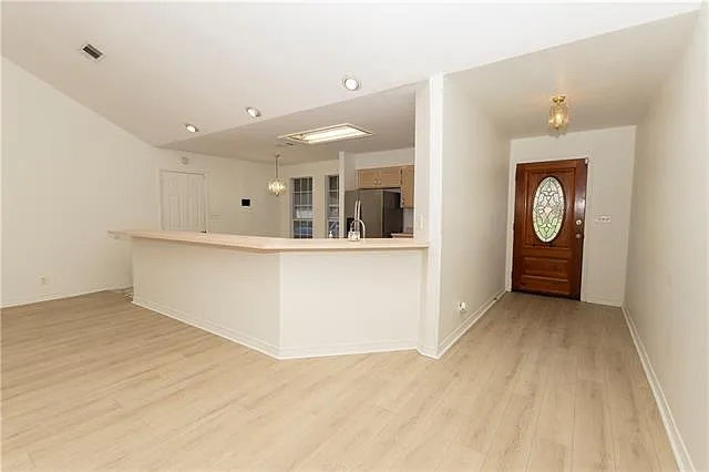 3 bed, 2.0 bath, 1725 sqft, $2,000 — Photo 2