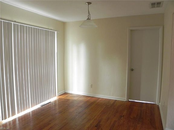 4th image of 3037 Edinburgh Dr