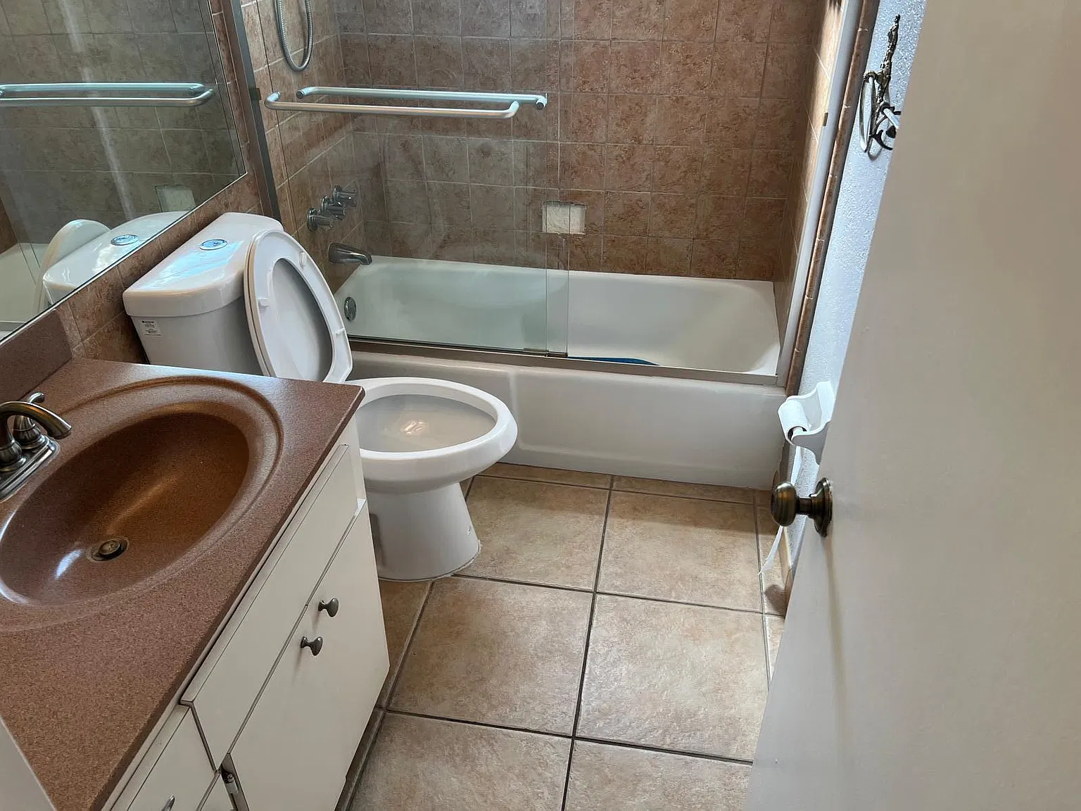 3 bed, 2.0 bath, 1608 sqft, $6,000 — Photo 3