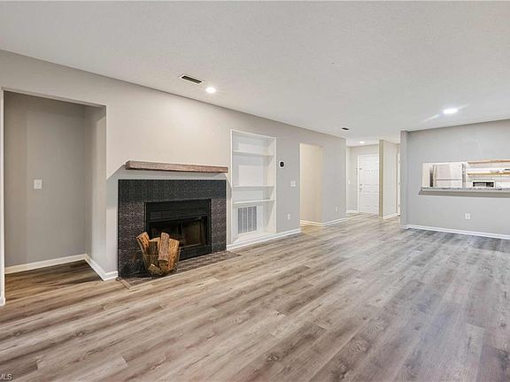 5th image of 219 Oakwood Ct #G