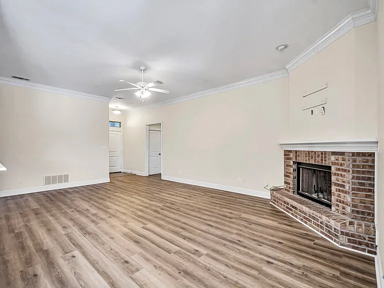 608 Memorial Ct — Photo 10