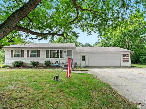 6460 Hogan Rd, Fenton, MI 48430