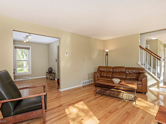 4th image of 75 Maple Hill Dr
