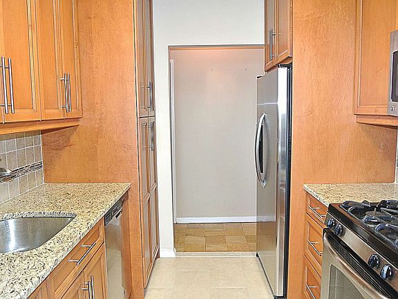 5th image of 269 Grand Central Pkwy #17R