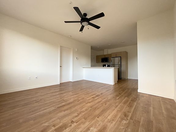 5th image of 121 12th Ave E #400