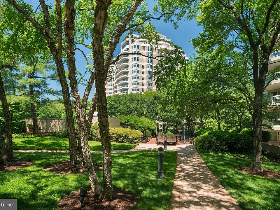 5610 Wisconsin Ave #109