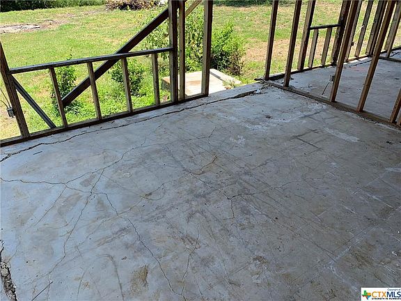 4th image of 121 Long Ln