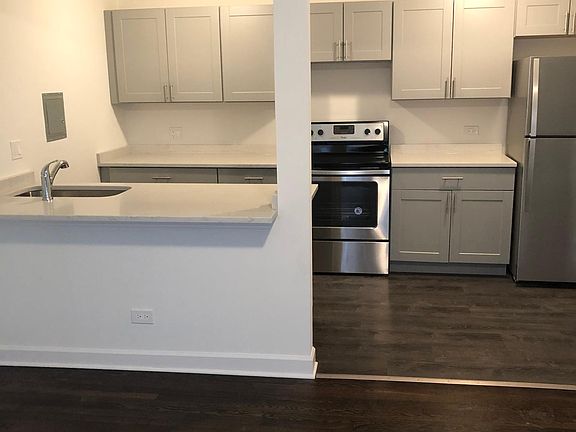 5th image of 6000 N Winthrop Ave #103