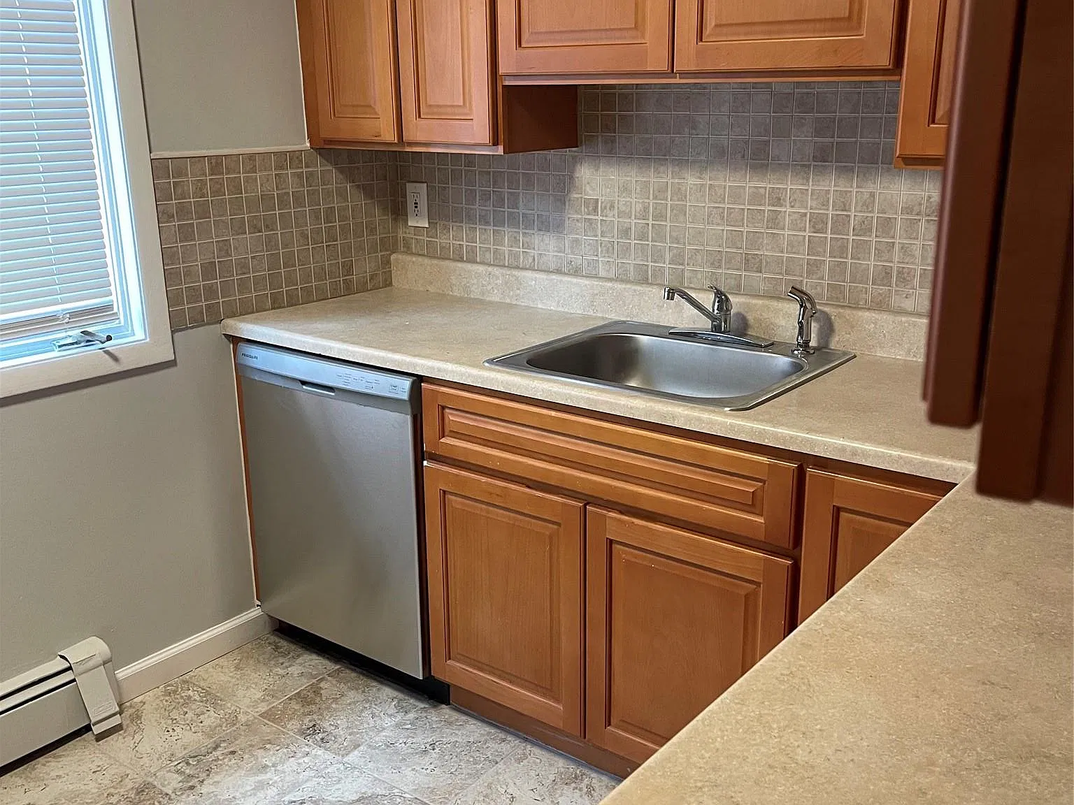3 bed, 1.0 bath, 1100 sqft, $4,500 — Photo 4