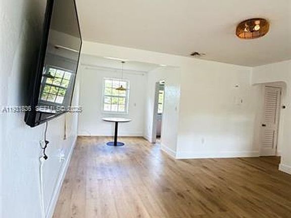 4th image of 1075 NE 120th St #0