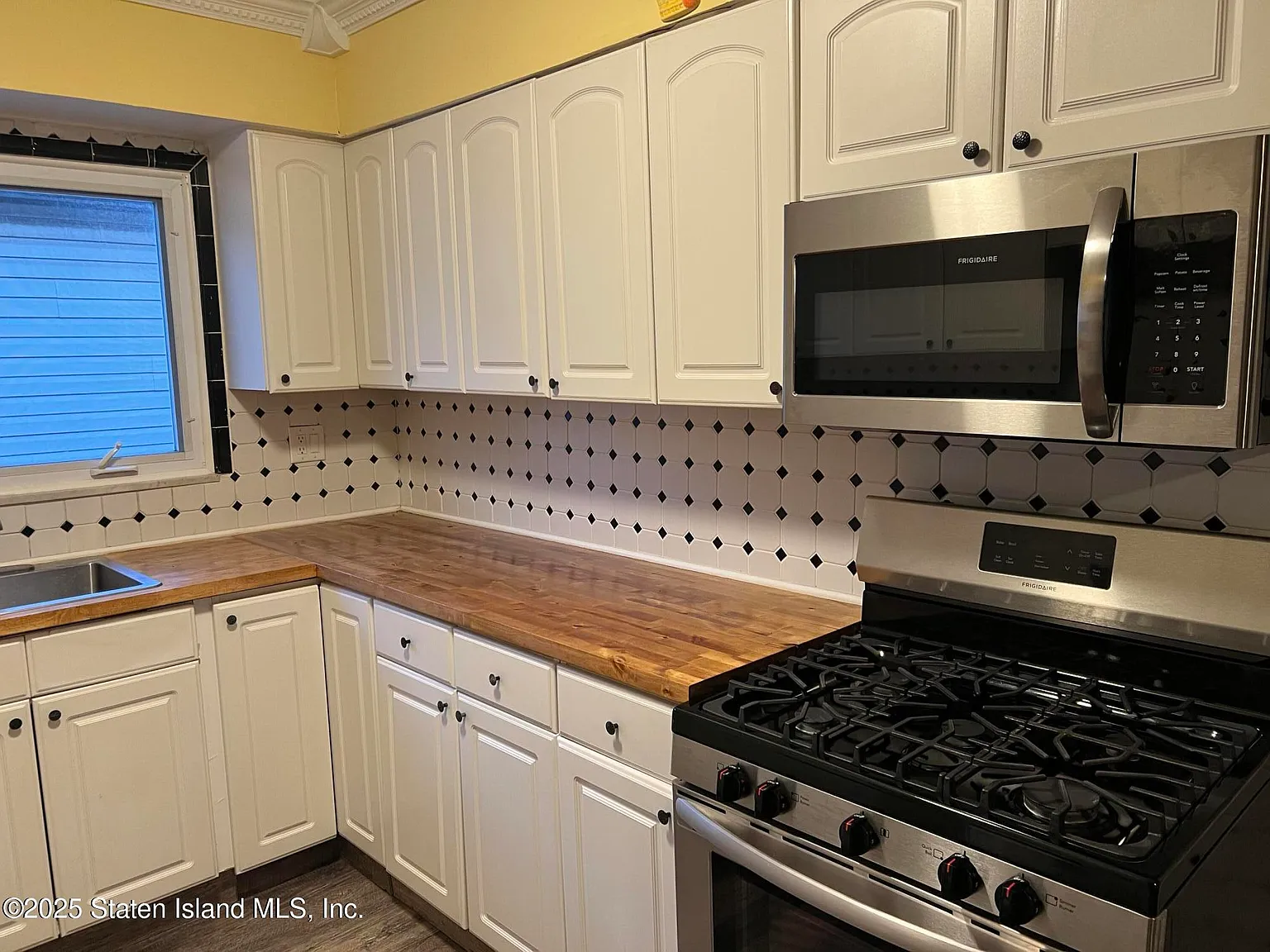 3 bed, 2.0 bath, 3520 sqft, $3,000 — Photo 2