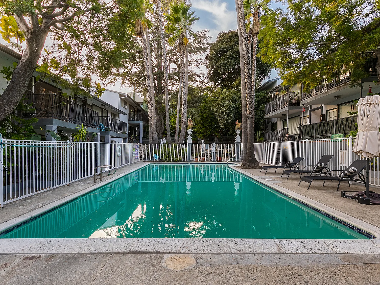 Hillside Courtyard — Photo 3