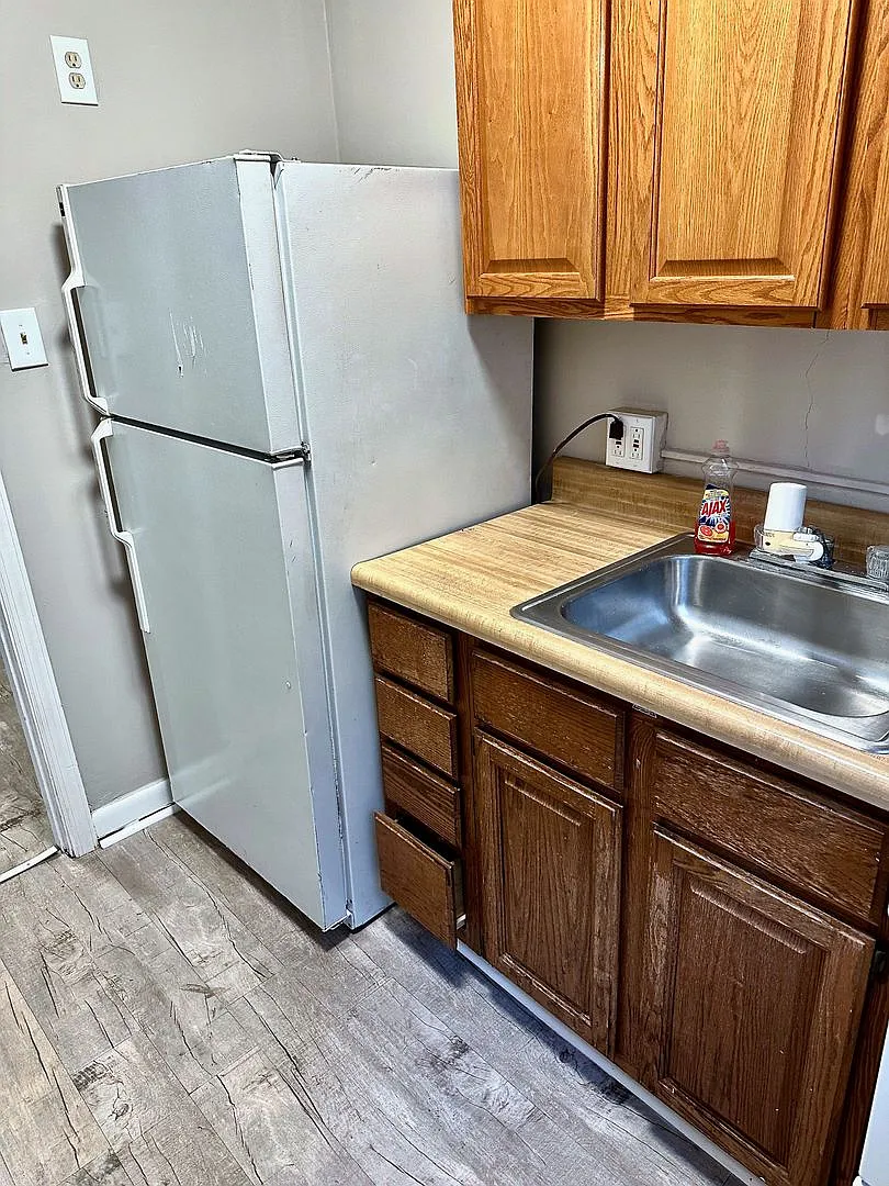 Beautiful Apartments in Dormont * Pet Friendly * One Block to the T * Spacious * Updated * Availa... — Photo 4