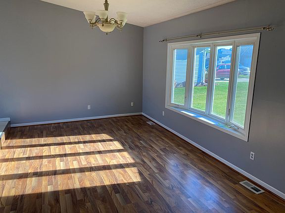 3rd image of 6931 Foxwood Dr