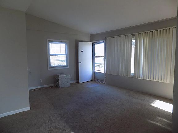 5th image of 1425 Evans Ave