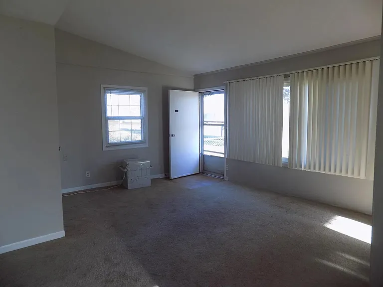 1425 Evans Ave — Photo 5
