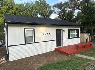 8311 Tracy Ave, Kansas City, MO 64131