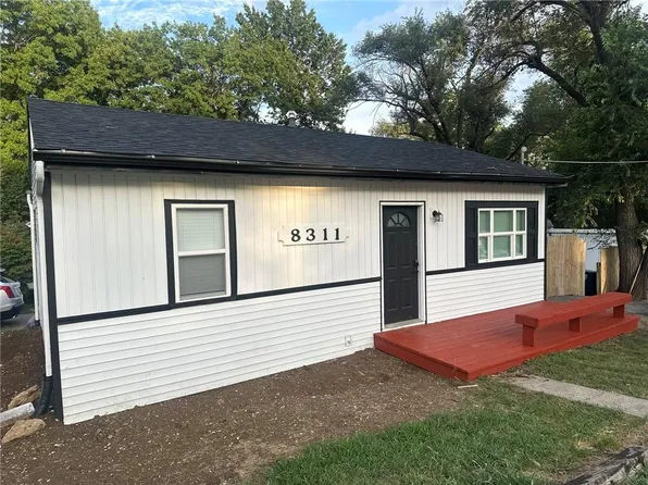 8311 Tracy Ave, Kansas City, MO 64131