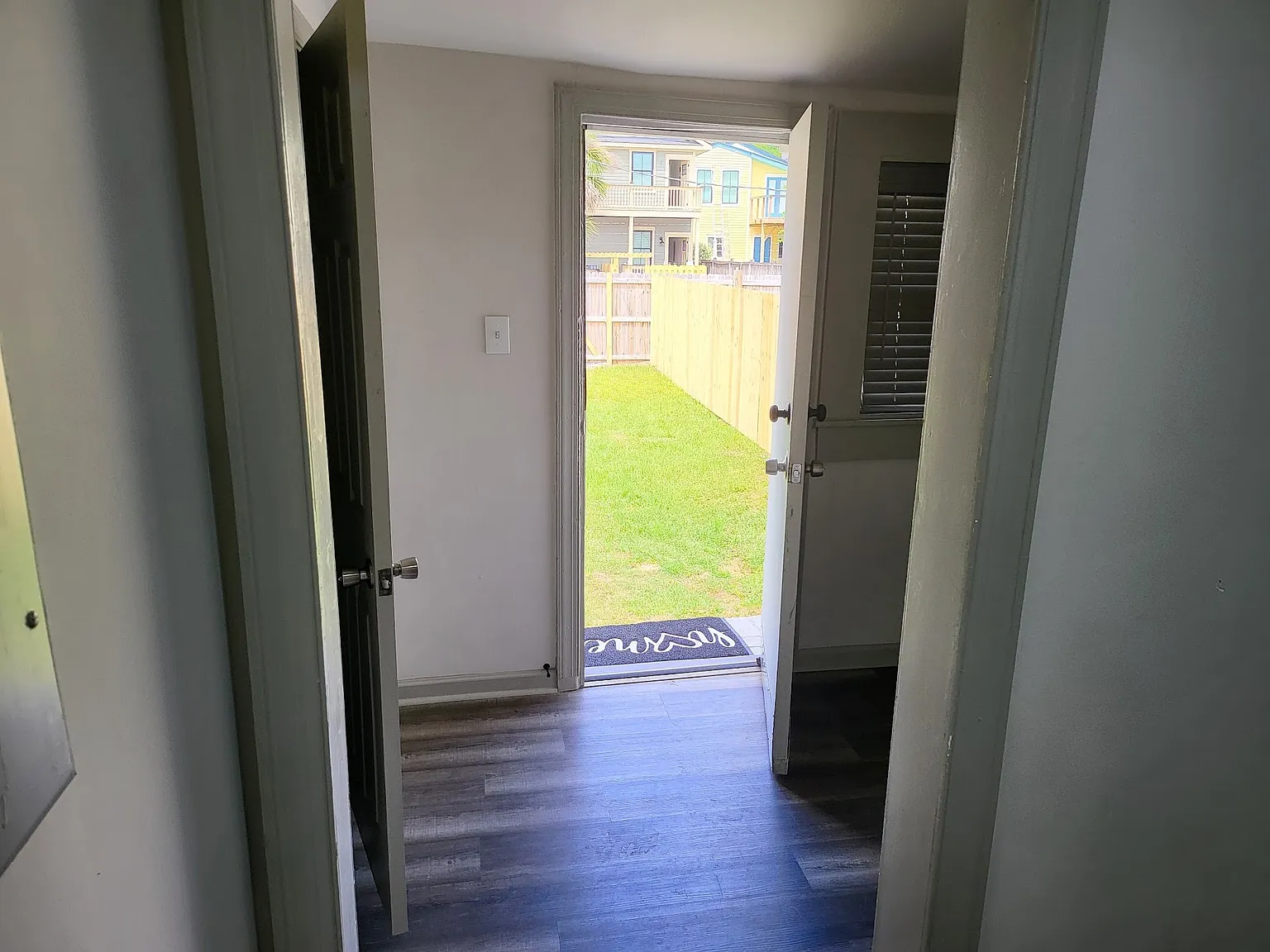 310 W Henry St — Photo 4
