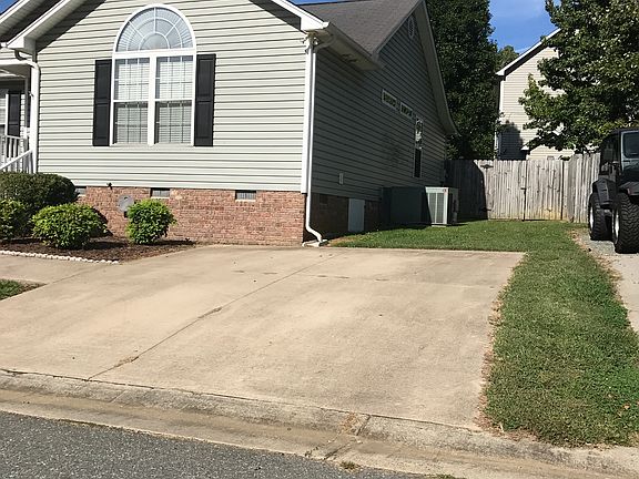 4th image of 127 Hoskins Cir
