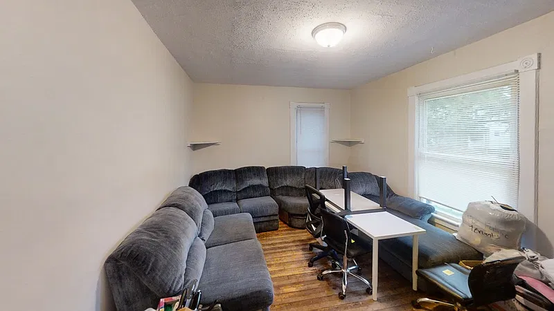 6 bed, 2.0 bath, 2200 sqft, $6,850 — Photo 3