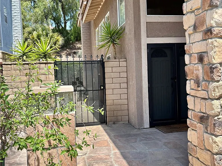 1834 Berryhill Dr — Photo 3